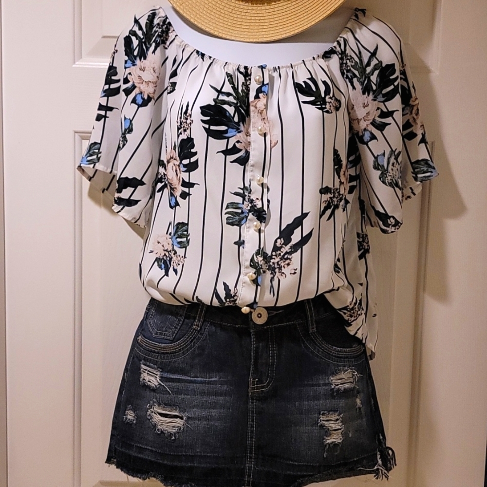 🌻SOLD🌻 Super cute flowery print off the shoulder summer top.  Size XS